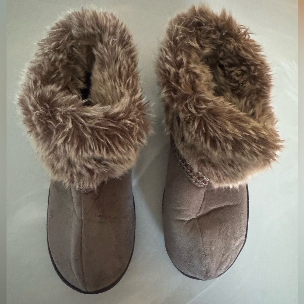 Isotoner Women's Brown Plush Faux Fur Slippers US- 7.5